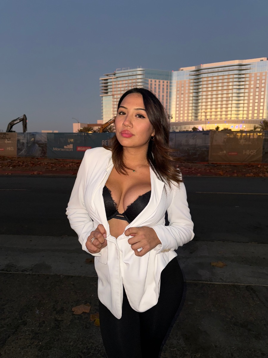 Take a pause and enjoy Ali Cruz — streaming from Mexico City