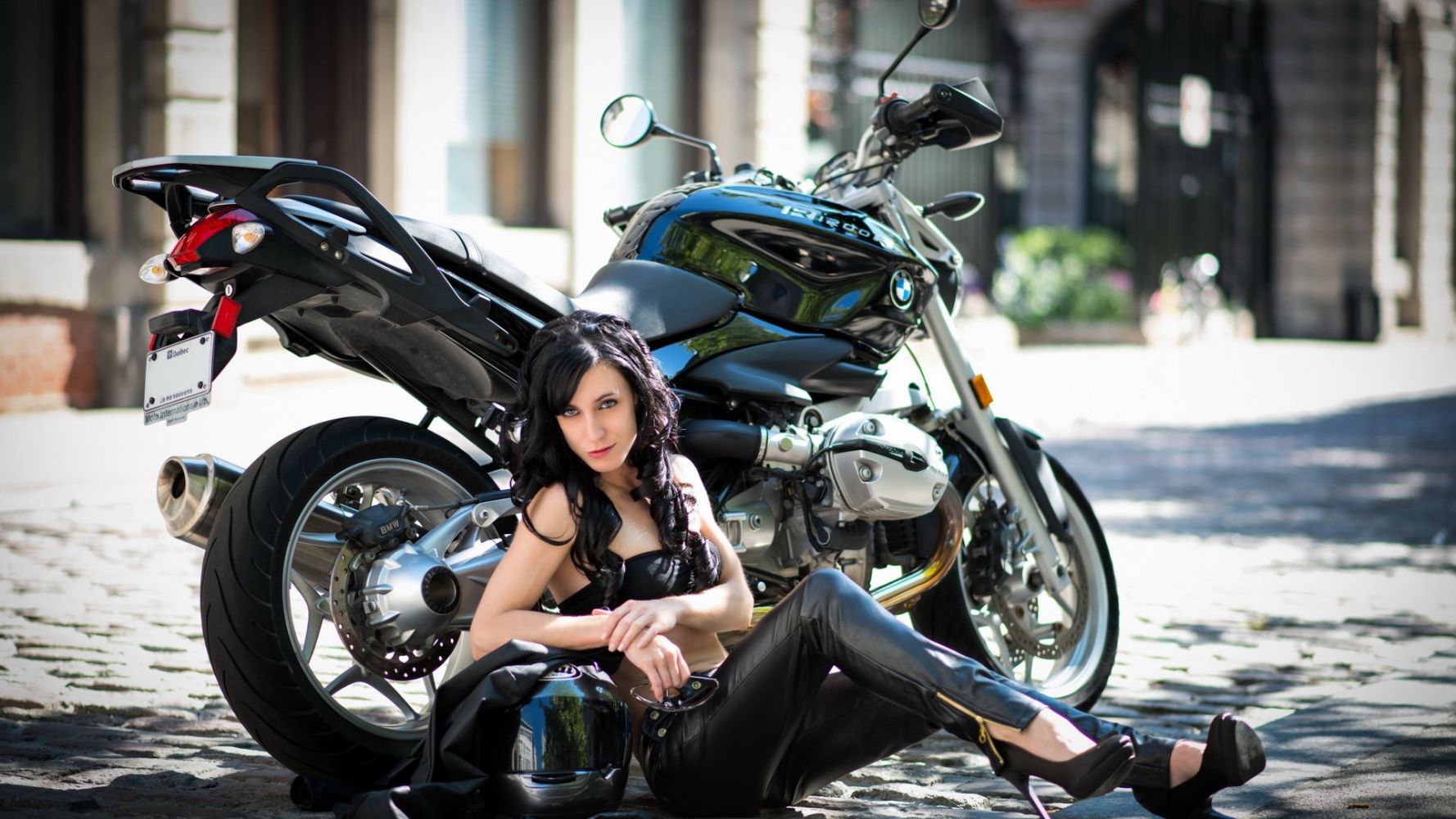 Fresh photos, fresh mood — European women on bikes online in Mexico City