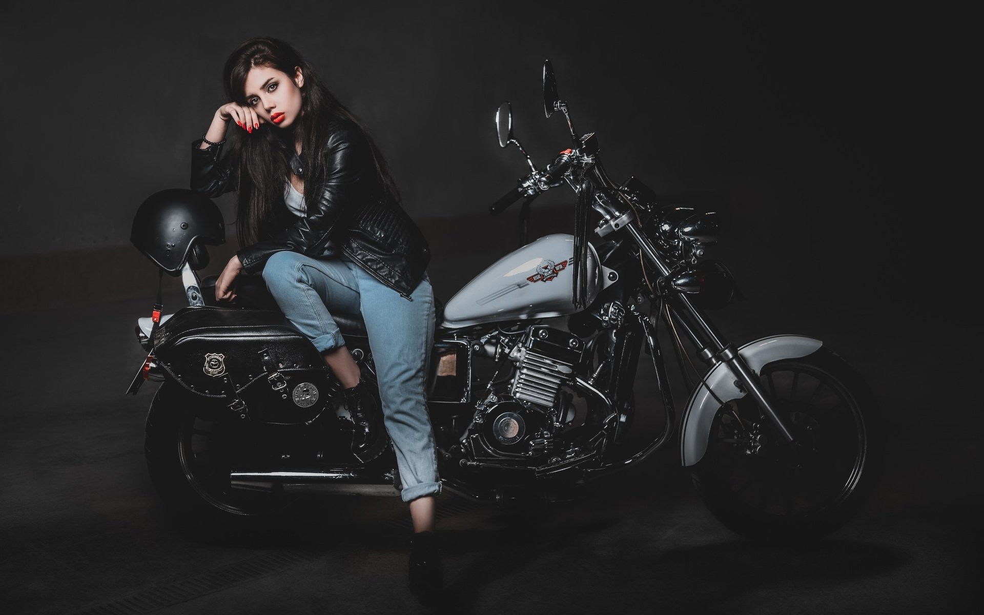 Biker girls: style and drive brings the glow — live moments in Mexico City