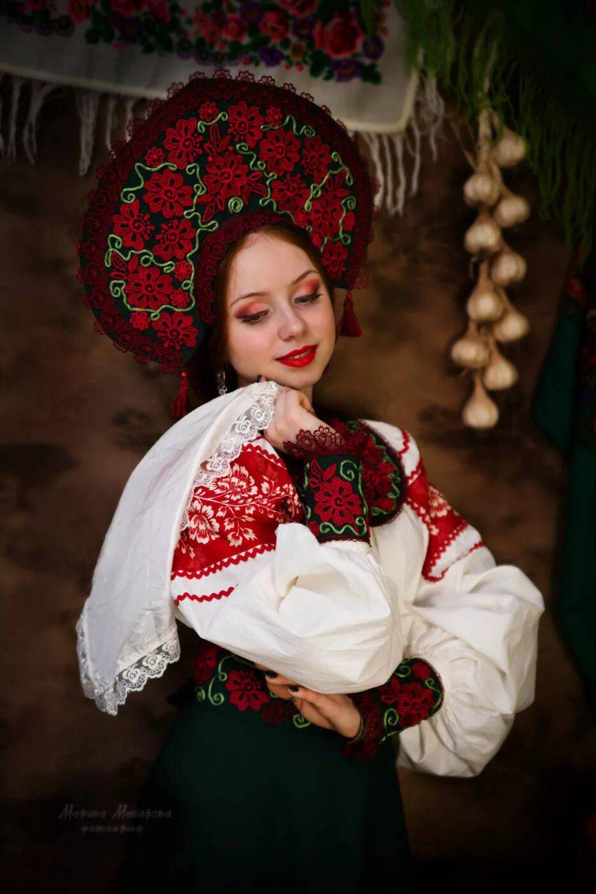 Take a pause and enjoy Women in Slavic costumes — streaming from Mexico City