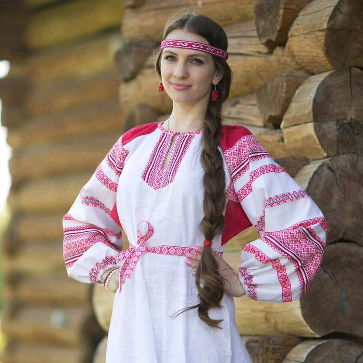 Girls in Slavic costumes brings the glow — live moments in Mexico City